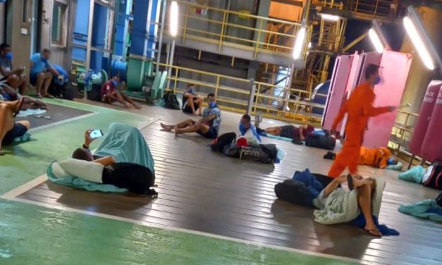 Surto de Covid em plataformas leva trabalhadores a dormir no chão