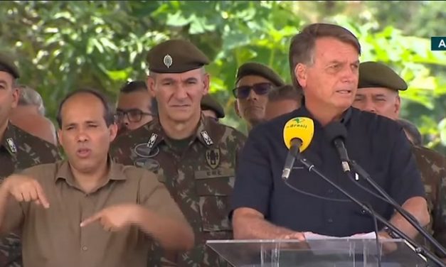 Bolsonaro lança pedra fundamental de escola do Exército em área de proteção ambiental
