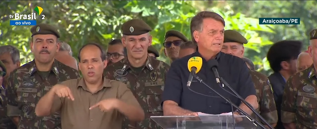 Bolsonaro lança pedra fundamental de escola do Exército em área de proteção ambiental