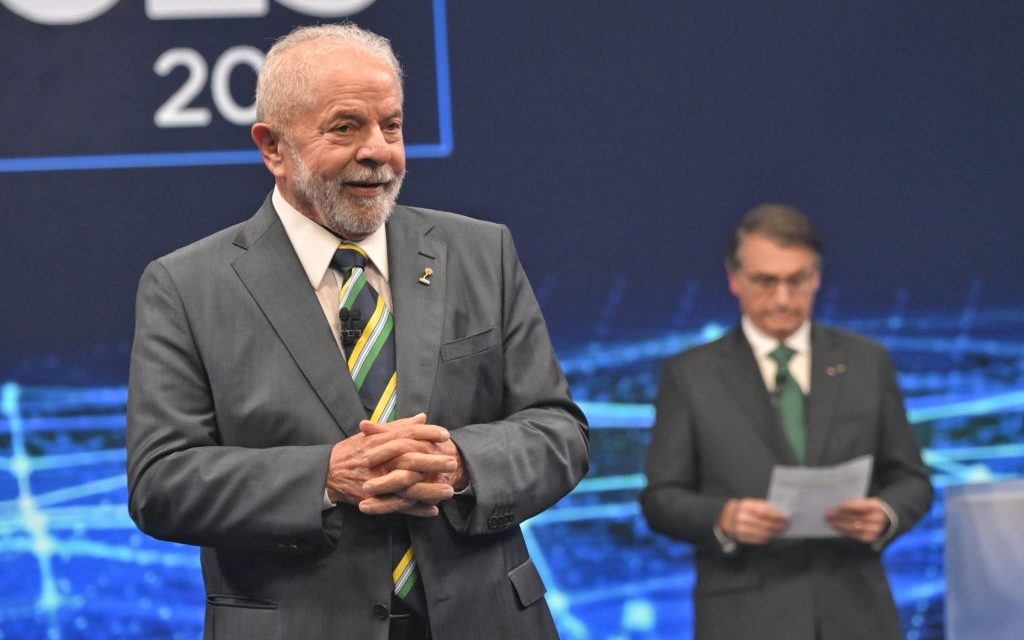 Entre Lula e Bolsonaro, reajuste real de salário recuou a mais da metade