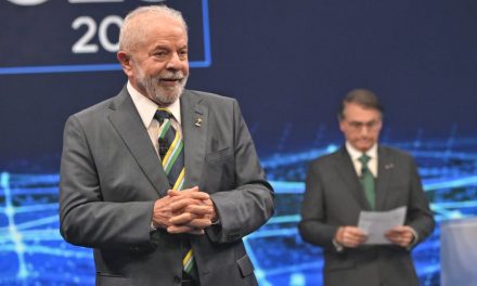 Entre Lula e Bolsonaro, reajuste real de salário recuou a mais da metade