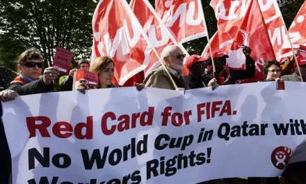 Protestos por direitos humanos marcam início de jogos na Copa