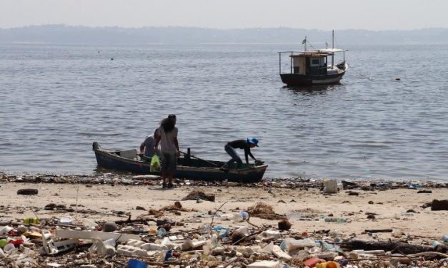 Barreira para conter lixo flutuante na Baía de Guanabara
