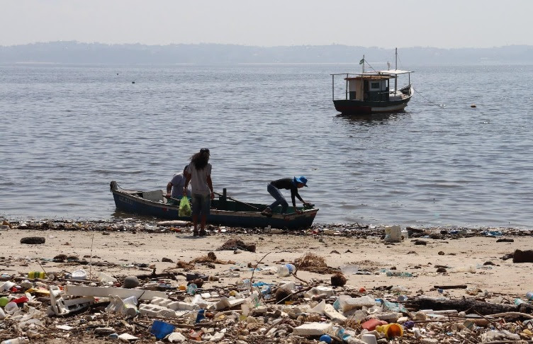 Barreira para conter lixo flutuante na Baía de Guanabara