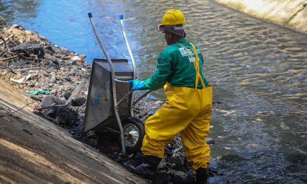 Iniciativa comunitária remove 49 mil metros cúbicos de resíduos em 300 rios
