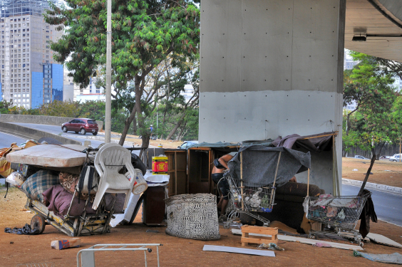 Belo Horizonte contrata ex-moradores de rua para assistir pessoas hoje nessa situação