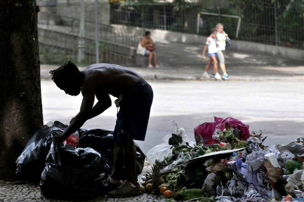 População em situação de rua no Largo do Machado, zona sul da cidade do Rio de Janeiro. 