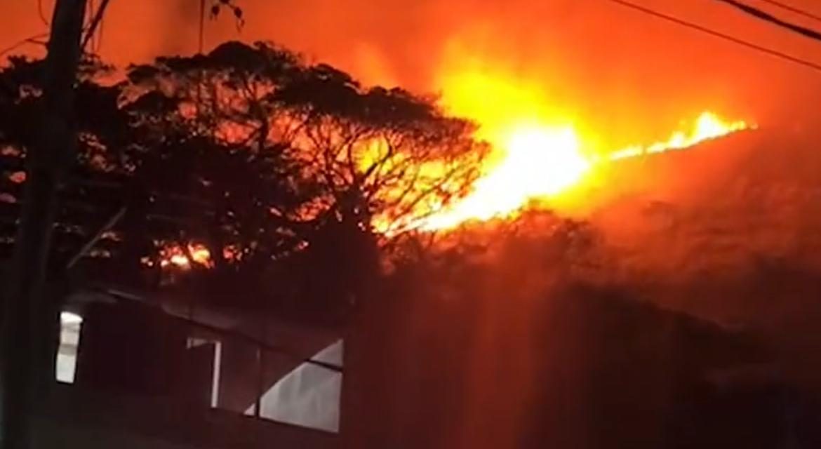 Área de proteção ambiental, Morro das Andorinhas, agoniza em incêndio em Niterói