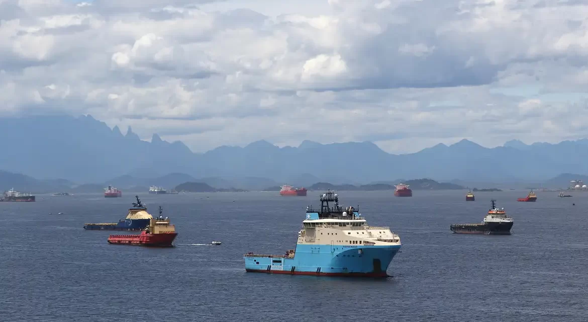 80 cascos de embarcações abandonadas serão retirados da Baía de Guanabara