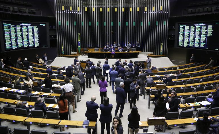 Câmara desvia fundo de saúde e educação para pagar dívidas do agro