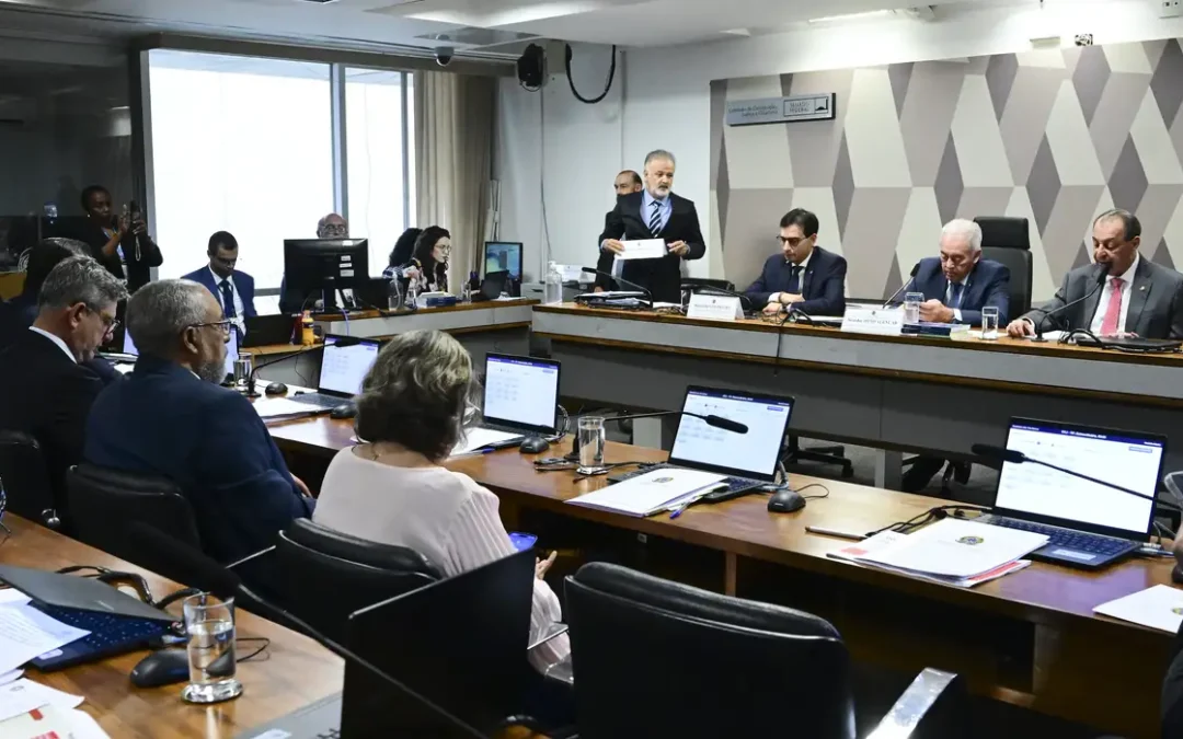 CCJ do Senado aprova PEC que acaba com jornada 6×1