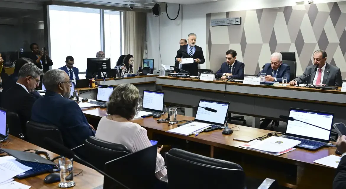 CCJ do Senado aprova PEC que acaba com jornada 6×1